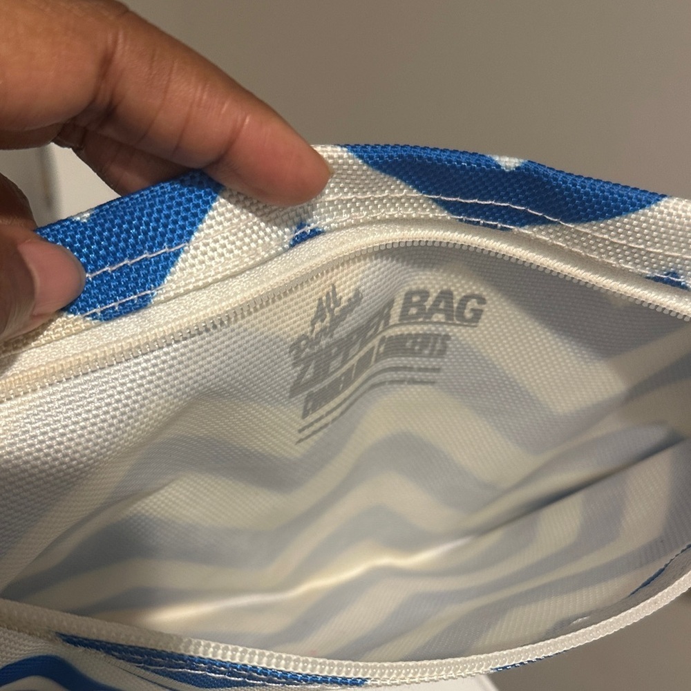ALOHA Collection Blue and White Zipper Bag - Picture 4 of 6